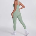 Detailansicht der salbeigrünen Yoga-Leggings mit hohem Bund und Sport-BH im Set - S / Basilikumgrün
