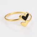 Dettaglio dell'anello aperto con doppio cuore in finitura dorata e smalto nero - US 6 / Oro