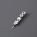 Barrette argentée élégante avec cristaux multi-formes sur un fond gris minimaliste - Argent Blanc