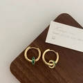 Detalle de pendientes de aro dorados con esmalte verde y remaches sobre madera - Cobre Bañado en Oro / Pendientes de Aro Individuales Verdes