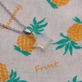 Minimalistische Stern-Halskette mit lichtdurchlässigem weißem Stein an feiner Silberkette - Milchweiß (Opal-Stil)