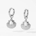 Silberne Creolen mit Muschelanhängern und weißen Perlen für einen Strand-Look im Urlaub - Muschel Silber (D3015)