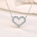 S925 Sterling Silber hohl Herz Halskette mit funkelnden Kristallen auf weichem Hintergrund - 925er Silber / Weißgold
