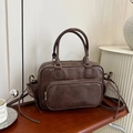 Mochila y bolso vintage de cuero PU marrón oscuro con herrajes dorados y bolsillo frontal - café