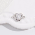 Vue détaillée du connecteur coeur en argent avec zircone et doubles anneaux - Style Cœur Argenté