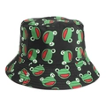 Dettaglio del cappello a secchiello nero con motivi a rana verde e dettagli della bocca rossa - Rana