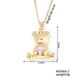 Dettaglio di un ciondolo a forma di orsetto dorato con zircone rosa e misure della catena - Orsetto d'Oro - Gemma a Cuore Rosa