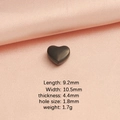 Cuenta de corazón negro pulido sobre seda rosa con dimensiones de joyería DIY - Negro