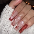Eleganti unghie finte natalizie con glitter rossi e motivi a fiocchi di neve bianchi - Stile a Colla (SGCY-640)
