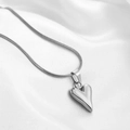 Collana con ciondolo a cuore in argento lucido e catena serpente su seta bianca - Collana con pendente a cuore argentata
