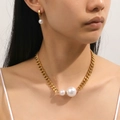 Set collana e orecchini di perle placcati oro 18k indossati da una modella - Set Collana e Orecchini Dorati (D706-G117)