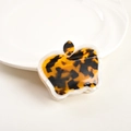 Detail der apfelförmigen Haarklammer in Schildpatt-Optik und weißem Acetat-Finish - Dunkles Leopardenmuster / 6.5cm
