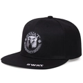 Detailaufnahme der Adler-Stickerei und SWAT-Schrift auf einer schwarzen Snapback-Kappe - Schwarz