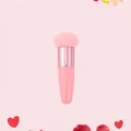 Detail van een roze make-up sponsborstel met gouden huls en gestroomlijnd handvat - Enkele Verpakking / Roségouden Buis + Roze Paddestoelkop