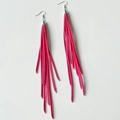 Pendientes bohemios de borla larga rosa de gamuza con ganchos de plata sobre fondo blanco - Rosa Rojo