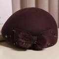 Dettaglio del basco in lana bordeaux con fiocco in peluche e decorazioni in cristallo - M (56-58 cm) Regolabile / Viola
