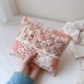 Dettaglio della borsa trapuntata in cotone a fiori con etichetta Simple Wish - Rosso Mattone Quadretti Grandi Coniglio Floreale