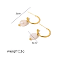 Eleganti orecchini a C in acciaio inossidabile dorato con pendente di perla - Orecchini di Perle Lisce a Forma di C in Acciaio al Titanio / Oro