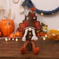 Détail macro du gnome dinde de Thanksgiving avec barbe tissée et accent bouton en bois - Gnome Dinde Style Tresse (Femelle)