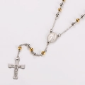 Detalle de collar de rosario plateado y dorado con crucifijo y medalla religiosa - Bicolor (Oro y Plata)