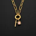 Hochwertige goldene Titanstahl-Gliederkette mit Kleinbuchstabe f und rosa Kristall - Buchstabe T