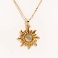 Dettaglio ravvicinato del ciondolo a sole dorato con inserto in gemma bianca - Stile Centro Opale Bianco (Sun 3)