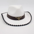 Sombrero vaquero de fieltro blanco con banda de cuero marrón y adorno de toro dorado - Estilo Insignia Cabeza de Toro Dorada / Blanco Borde Negro