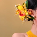 Vue détaillée d'une pince à cheveux orchidée jaune portée par un mannequin - 抓夹(7#) / 1 Pièce / Jaune Vert