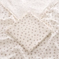 Baby-Badetuch aus Baumwollmusselin mit Blumenmuster in Creme und roten Blumen - 100x100cm / Herz Blume
