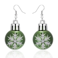 Detalle de pendientes de bola de Navidad verdes con copos de nieve y ganchos de plata - Copo de Nieve Verde
