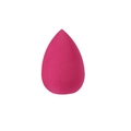 Detailaufnahme eines magenta Make-up-Schwamms in Tropfenform mit feiner Textur - Rosarot