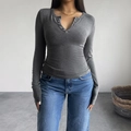T-shirt ajusté gris à manches longues avec col Henley boutonné pour femme - S / Gris foncé