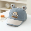 Dettaglio del cappellino da neonato con orecchie 3D in peluche e toppa ricamata a orso - 48-50cm(1-3 anni) / Blu