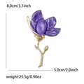 Elegante broche de magnolia en esmalte violeta con tallo dorado y medidas de tamaño - Púrpura