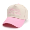 Dettaglio del ricamo rosa 'LITERALLY JUST A GIRL' su un cappellino in cotone bicolore - Regolabile / Rosa
