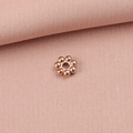 Makroaufnahme der roségoldenen Edelstahl-Zwischenperle in Blumenform für DIY-Schmuck - 4mm / Roségold