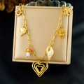 Détail du collier plaqué or avec pendentifs soleil, champignon et breloques cœur - Style Multi-pendentifs Soleil Champignon Rose(N3726)