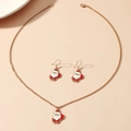 Détail d'un ensemble de bijoux de Noël avec collier et boucles d'oreilles Père Noël - Ensemble Père Noël