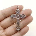 Pendente a croce in argento antico retrò con incisioni di viti e design traforato - Croce Traforata Argento (Piatta)
