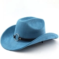 Détail d'un chapeau de cowboy bleu ciel en daim avec bande en cuir noir et boucle en métal - Bleu Lac