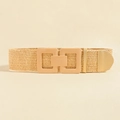Detail eines gewebten Bohemian-Strohgürtels mit geometrischer Schnalle und Beigetextur - Doppelrechteck-Schnalle Beige (19683)