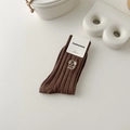 Braune Socken aus gekämmter Baumwolle mit weißer Hundestickerei und geripptem Strickmuster - Einheitsgröße / Kaffeebraun