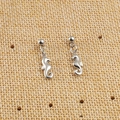 Orecchini a perno con ippocampo in argento su sfondo di juta dal design minimalista - Stile Cavalluccio Marino (Colore Acciaio 1#) / Argento