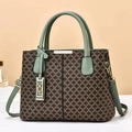 Detailansicht der Handtasche mit geometrischem Muster, grünem Ledergriff und Metallapplikationen - Grün