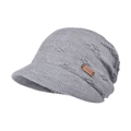 Lichtgrijze gebreide muts met klep en leren label, warm winteraccessoire voor dames en heren - Lichtgrijs