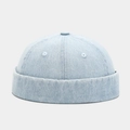 Dettaglio del cappello miki in denim azzurro con trama in twill lavato e bottone superiore - Azzurro