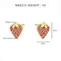 Dettaglio di orecchini a fragola da 8mm in ottone con pietre di zircone AAA rosa - Fragola Rossa Oro 18k