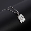 Collana in acciaio argento con pendente quadrato in madreperla e lettera G incisa - Lettera Argento G
