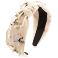 Nahaufnahme des Knotenstirnbands mit Kunstperlen und kleinen Football-Helm-Anhängern - Cremeweiß - Rugbyhelm-Stil
