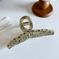 Pince à cheveux en acétate écaille de tortue verte pour coiffure volumineuse sur blanc - Forme de Ruban Vert 13cm